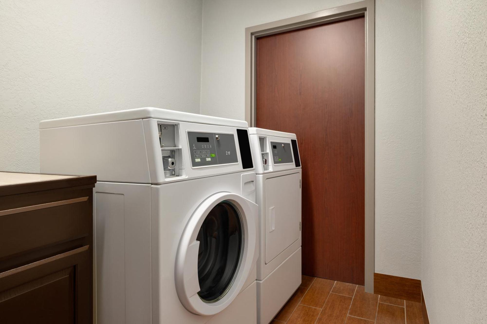 Cascade Americinn By Wyndham Grand Rapids Airport North מראה חיצוני תמונה