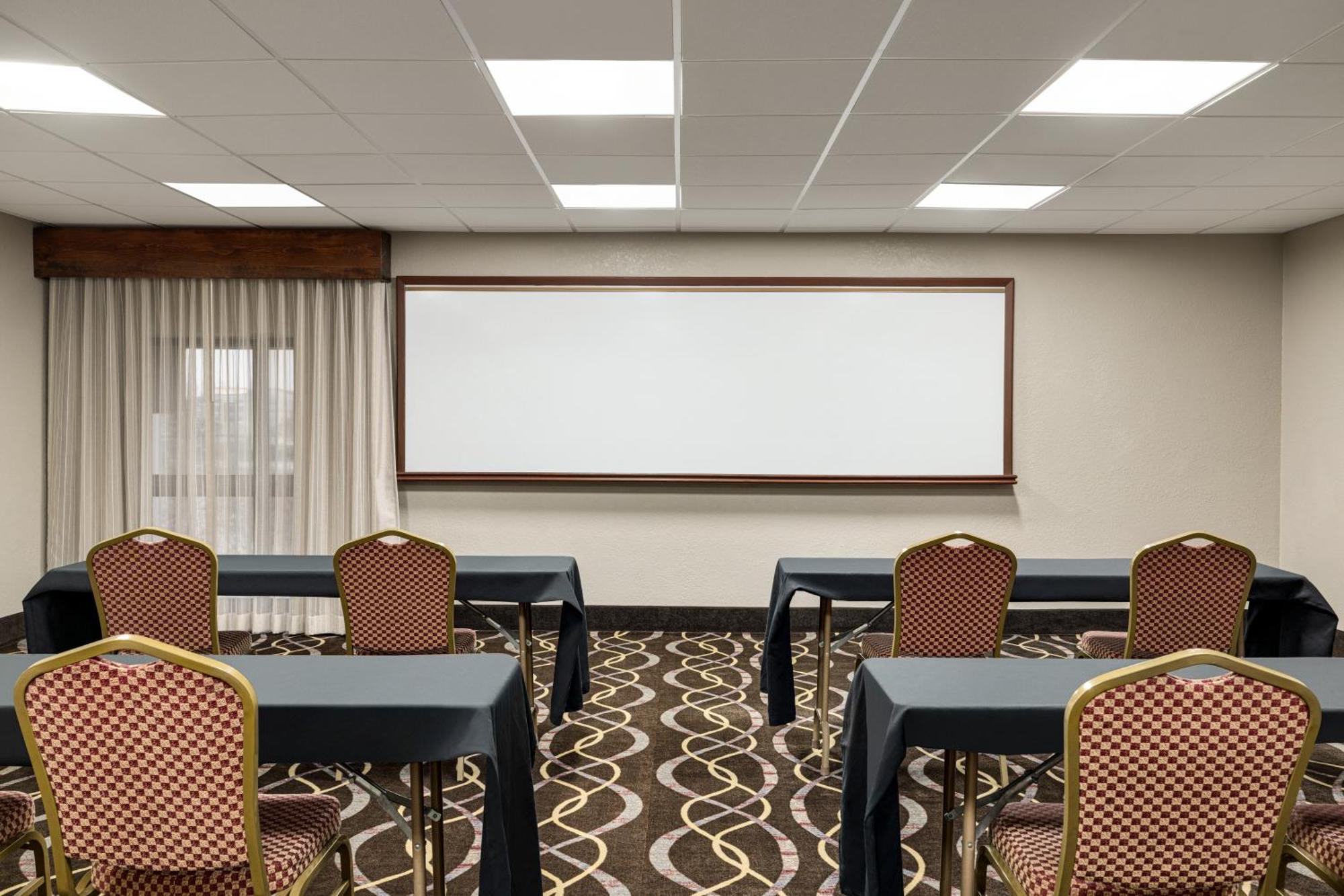 Cascade Americinn By Wyndham Grand Rapids Airport North מראה חיצוני תמונה
